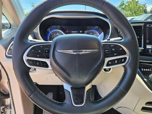 Used 2024 Chrysler Pacifica Touring-L FWD image 25