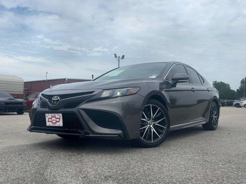 Used 2023 Toyota Camry SE FWD image 2