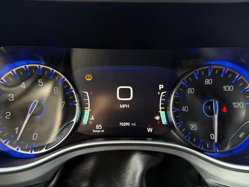 Used 2023 Chrysler Pacifica Touring image 15