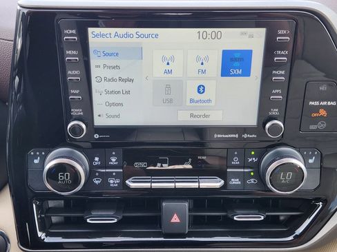 Used 2022 Toyota Highlander XLE AWD/4WD image 17