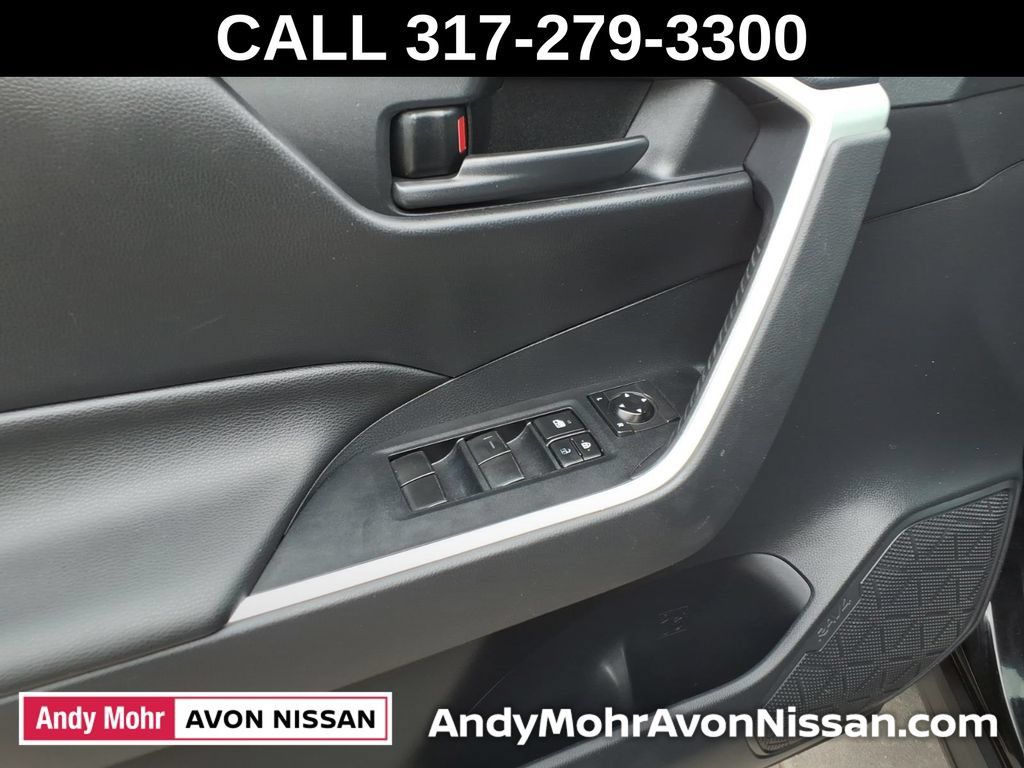 Used 2019 Toyota RAV4 LE AWD/4WD image 16