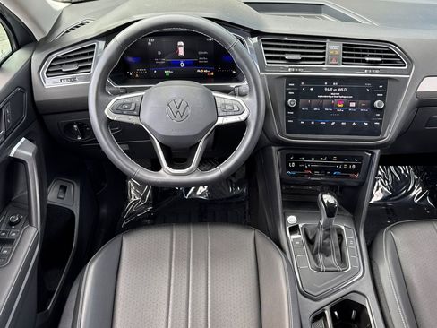 Used 2024 Volkswagen Tiguan SE image 28