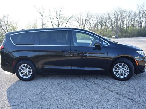 Used 2025 Chrysler Pacifica Select FWD image 9