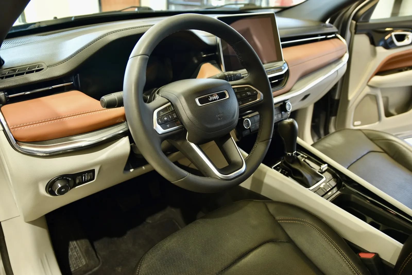 Used 2023 Jeep Compass Limited w/ Elite Group AWD/4WD image 11
