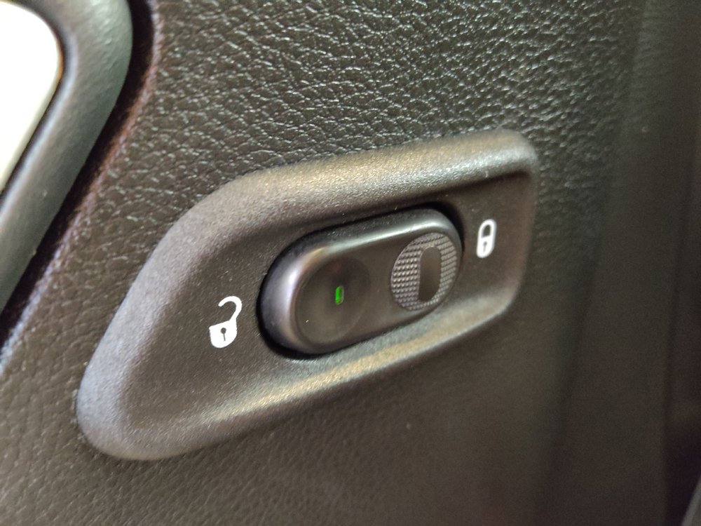 Used 2018 Jeep Wrangler Sahara w/ Connectivity Group AWD/4WD image 27