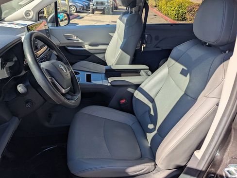 Used 2024 Toyota Sienna Limited image 9