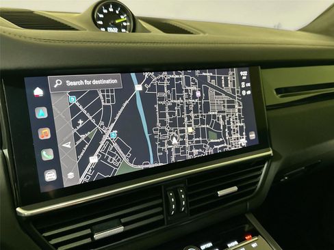 Certified 2023 Porsche Cayenne Turbo S AWD/4WD image 22