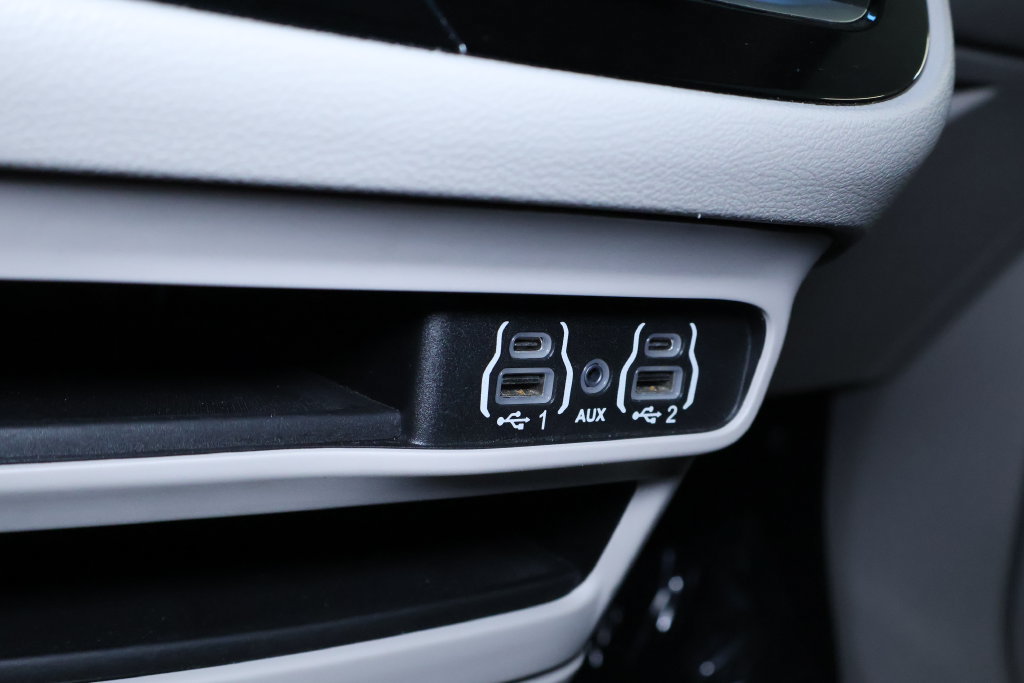 Used 2023 Chrysler Pacifica Touring-L FWD image 32