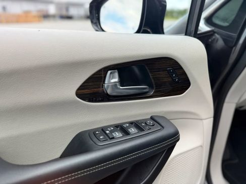 Used 2023 Chrysler Pacifica Limited FWD image 43