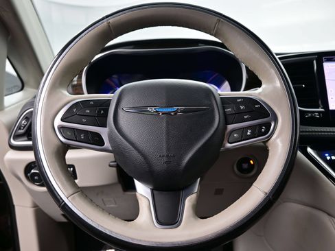 Used 2021 Chrysler Pacifica Limited w/ Uconnect Theater Family Group FWD image 25