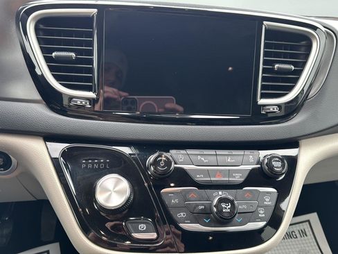 Used 2024 Chrysler Pacifica Touring-L image 18