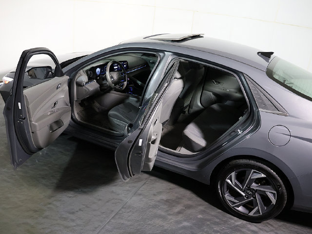 Used 2025 Hyundai Elantra SEL FWD image 5