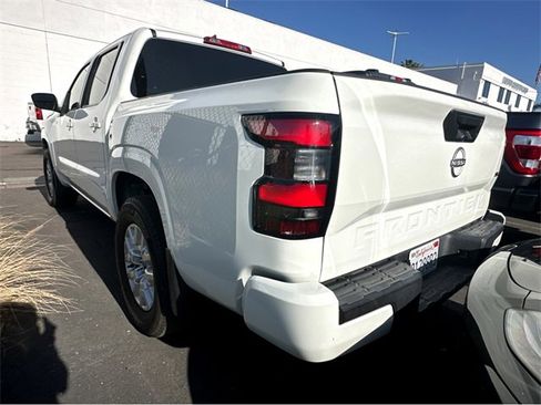 Used 2023 Nissan Frontier SV image 4