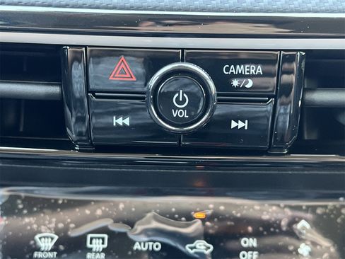 New 2025 Nissan Kicks SR image 6