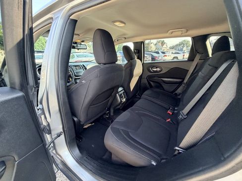 Used 2016 Jeep Cherokee Latitude AWD/4WD image 45