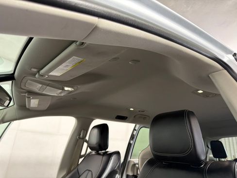 Used 2024 Chrysler Pacifica Touring-L FWD image 19