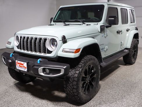 Used 2024 Jeep Wrangler Unlimited Sahara w/ Technology Group AWD/4WD image 31