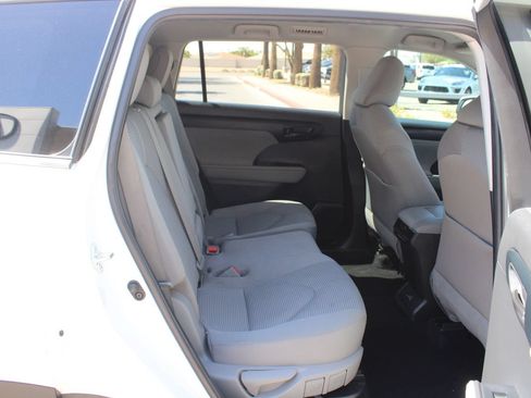Used 2022 Toyota Highlander LE AWD/4WD image 16
