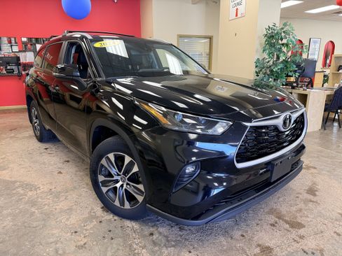 Used 2024 Toyota Highlander XLE AWD/4WD image 1