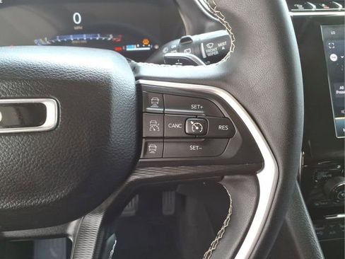 Used 2023 Jeep Grand Cherokee Laredo AWD/4WD image 17