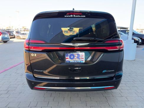 Used 2023 Chrysler Pacifica Touring-L image 8