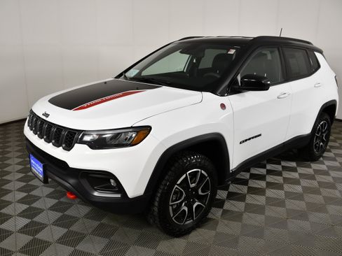 Used 2024 Jeep Compass Trailhawk w/ Trailhawk Convenience Group AWD/4WD image 10