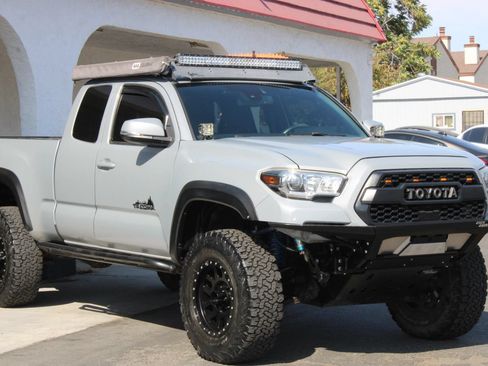 Used 2018 Toyota Tacoma TRD Off-Road w/ Technology Package AWD/4WD image 3