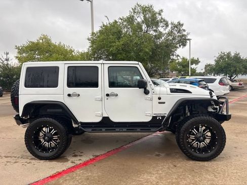Used 2016 Jeep Wrangler Unlimited Sahara AWD/4WD image 4