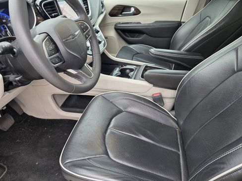 Used 2022 Chrysler Pacifica Limited w/ Uconnect Theater Family Group image 10