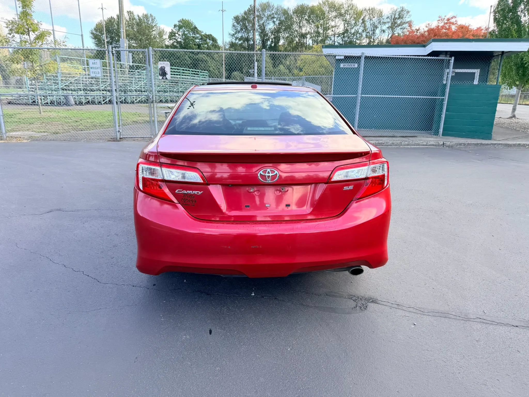 Used 2014 Toyota Camry SE w/ Moonroof Package FWD image 4