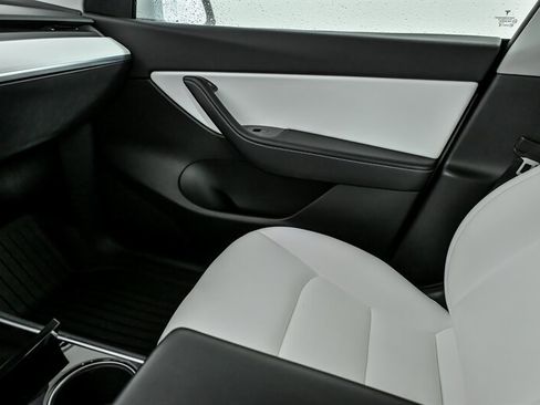 Used 2020 Tesla Model Y Long Range image 37