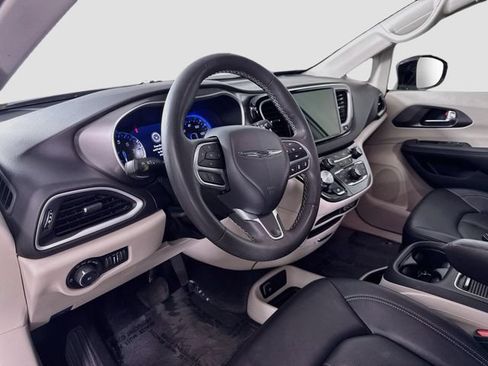 Used 2024 Chrysler Pacifica Touring-L FWD image 9