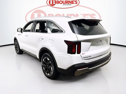 Used 2024 Kia Sorento S image 8