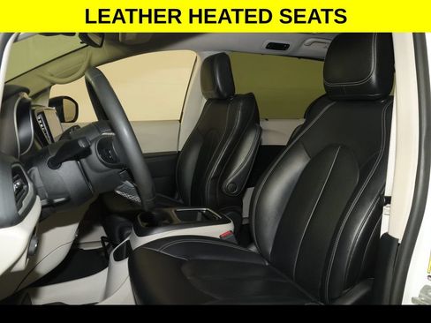 Used 2024 Chrysler Pacifica Touring-L FWD image 3