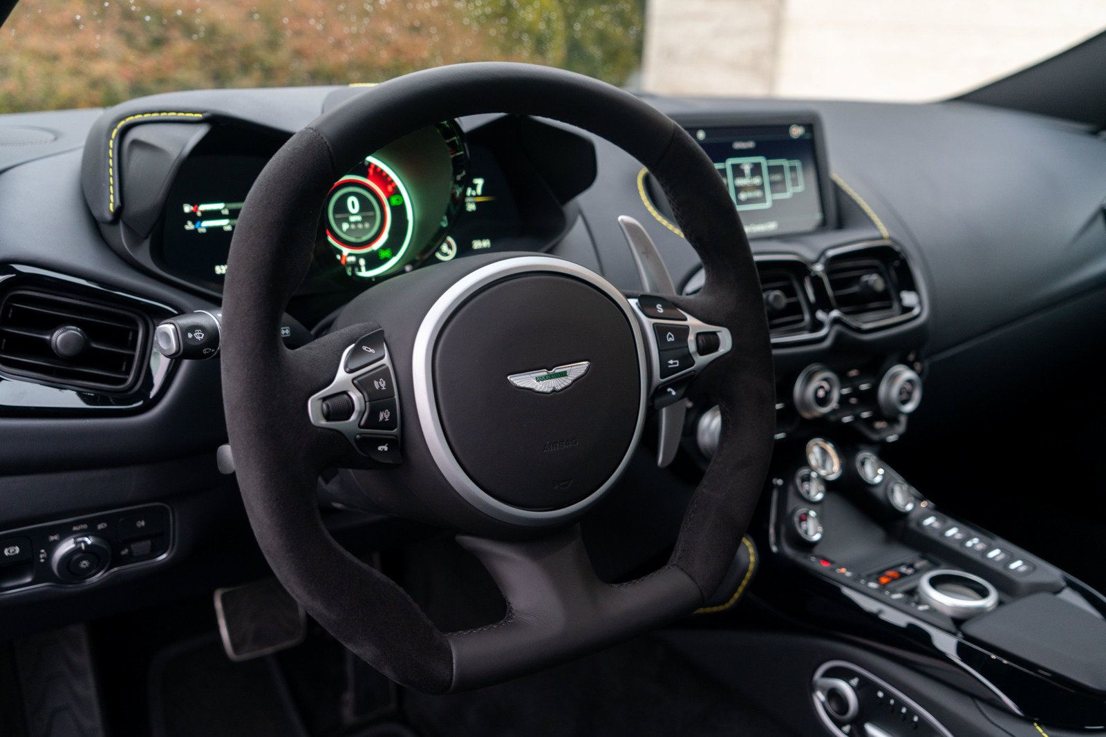Used 2023 Aston Martin V8 Vantage Coupe RWD image 8