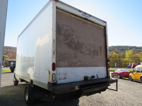Used 2011 Ford E-350 and Econoline 350 Super Duty w/ Payload Pkg image 4
