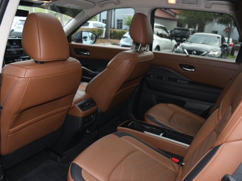 Used 2025 Nissan Pathfinder Platinum FWD image 17