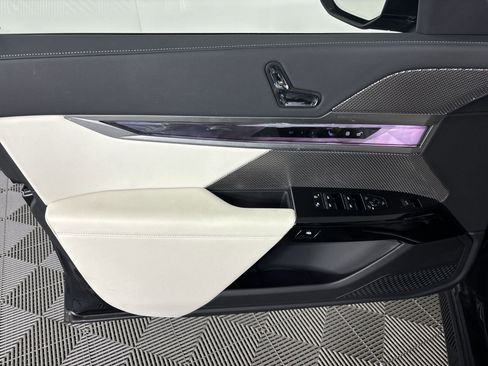 Certified 2024 BMW i7 xDrive60 w/ Premium Package image 12