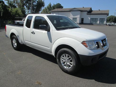 Used 2017 Nissan Frontier SV image 1