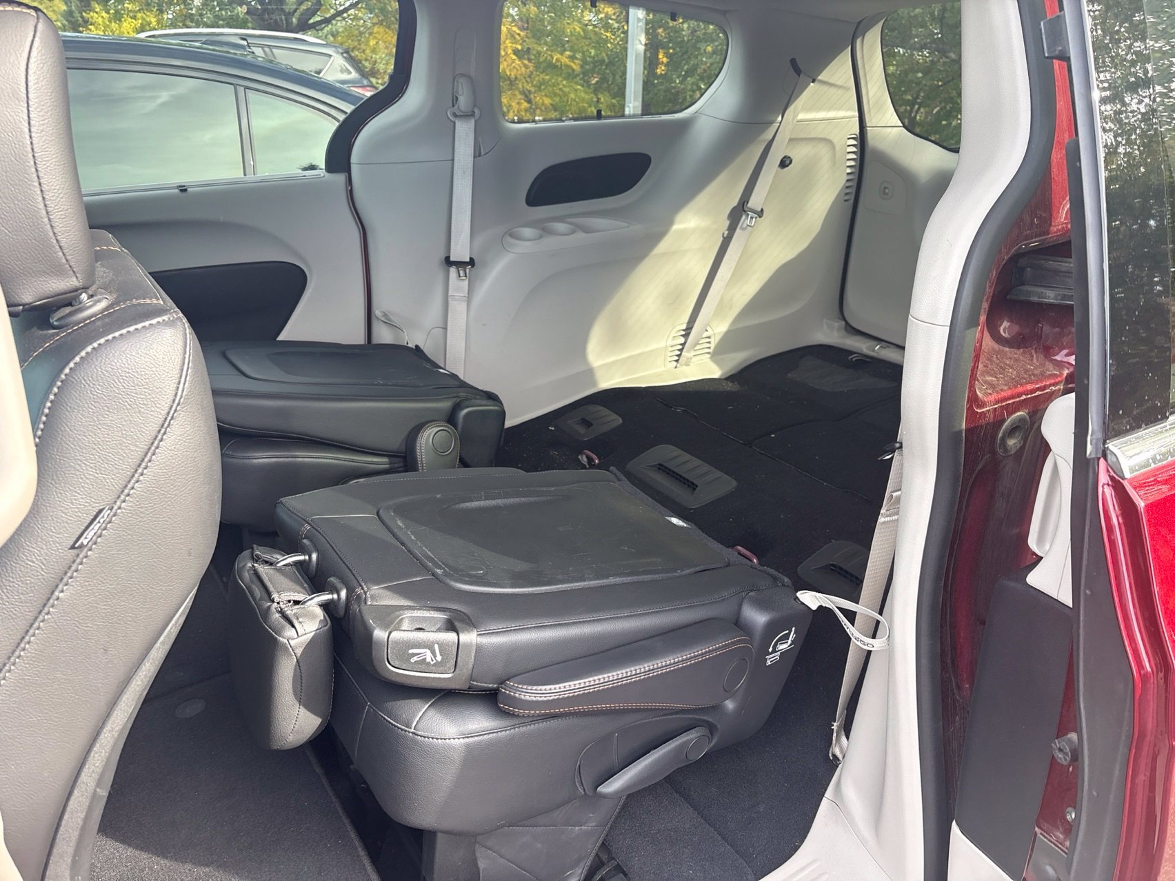 Used 2019 Chrysler Pacifica Touring-L w/ Tire & Wheel Group FWD image 6