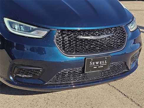 Used 2023 Chrysler Pacifica Limited w/ Uconnect Theater Family Group image 7