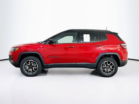 Used 2025 Jeep Compass Trailhawk AWD/4WD image 4