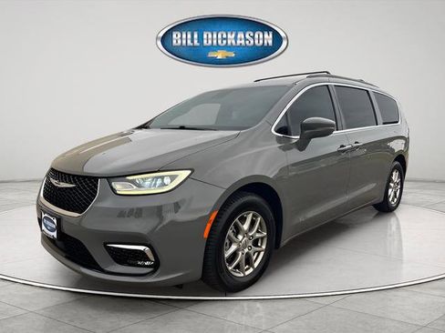 Used 2021 Chrysler Pacifica Touring FWD image 3