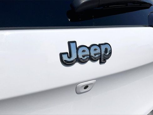 Used 2018 Jeep Cherokee Latitude Plus w/ Comfort/Convenience Group image 27