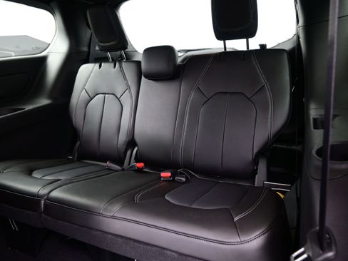 New 2027 Chrysler Pacifica Select AWD/4WD image 11