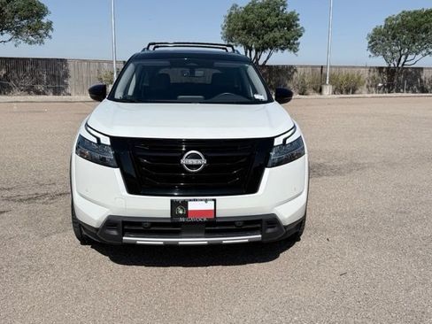 Used 2024 Nissan Pathfinder SL w/ SL Premium Package FWD image 3