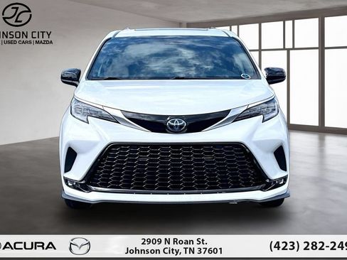 Used 2023 Toyota Sienna XSE FWD image 3
