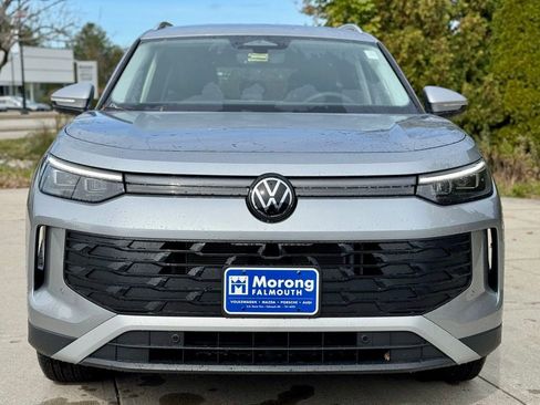 New 2025 Volkswagen Tiguan SE image 2