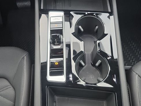 Certified 2025 Volkswagen Atlas SE image 14