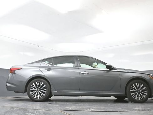 Used 2024 Nissan Altima 2.5 SV FWD image 24